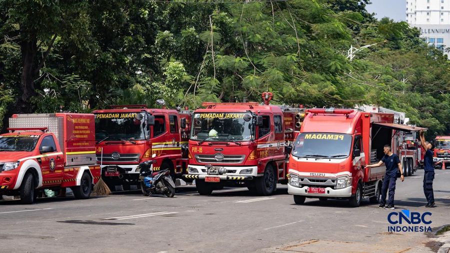 Petugas Penanggulangan Kebakaran dan Penyelamatan (Gulkarmat) memasuki gedung Badan Pendapatan Daerah (Bapenda) DKI Jakarta setelah dilanda kebakaran di area Gambir, Jakarta Pusat, Sabtu (8/8/2026).
