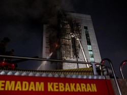 Warga Dengar 2 Kali Ledakan Saat Gedung Bapenda DKI Terbakar