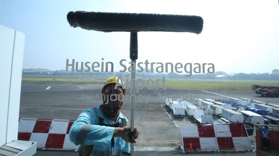 PT Angkasa Pura Indonesia (Persero) alias InJourney Airports telah mendapat persetujuan dari Kementerian Perhubungan RI (Kemenhub) untuk melayani penerbangan pesawat jet berbadan sedang (narrow body) di Bandara Husein Sastranegara Bandung mulai 14 Agustus 2026.