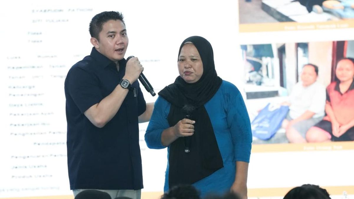 Orang Tua Siswa Sekolah Rakyat Menangis Haru di Hadapan Seskab Teddy