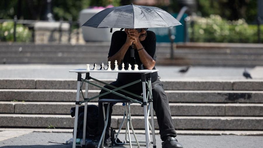 Seorang laki-laki menunggu giliran bermain catur di Union Square saat gelombang panas melanda New York City, AS, pada 7 Agustus 2026.