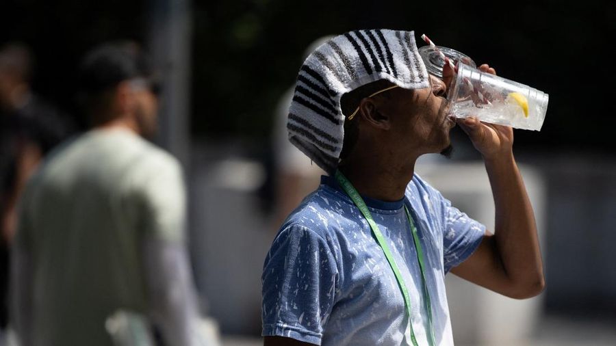 Seorang laki-laki minum di dekat Central Park saat gelombang panas melanda New York City, AS, pada 7 Agustus 2026.