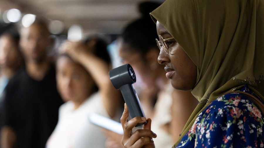 Seorang wanita mengipasi dirinya di stasiun kereta bawah tanah saat gelombang panas melanda New York City, AS, pada 7 Agustus 2026.