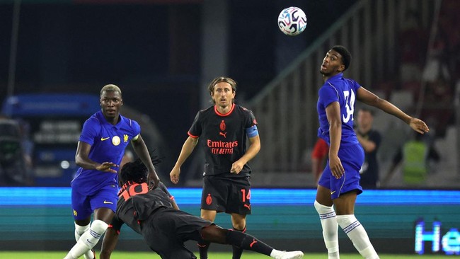 Soccer Football - Pre Season Friendly - Chelsea v AC Milan - GBK Stadium, Jakarta, Indonesia - August 8, 2026 AC Milan's Luka Modric and Rafael Leao in action with Chelsea's Josh Acheampong and Moises Caicedo REUTERS/Willy Kurniawan