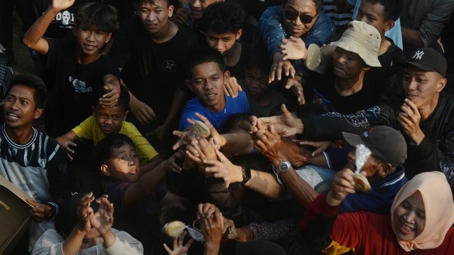 Dipercaya Bawa Berkah, Warga Rebutan Kue Apem di Bulan Sapar