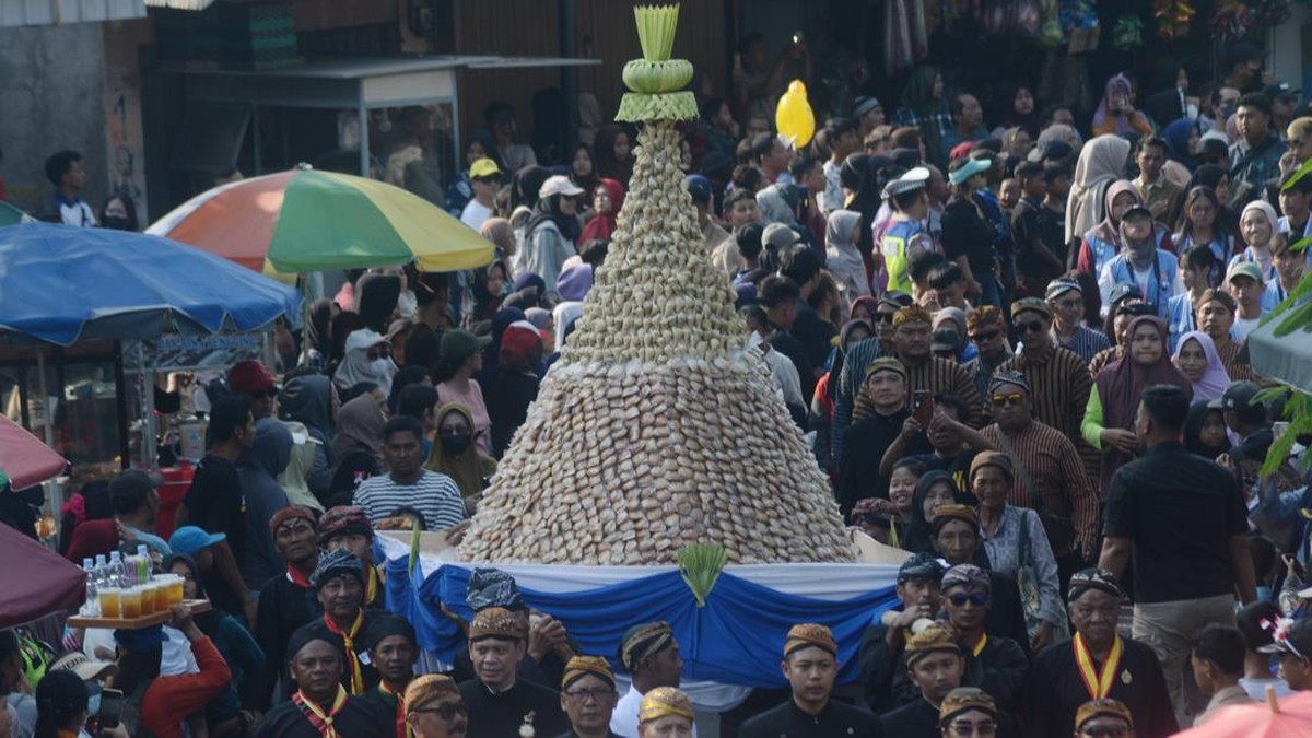 Dipercaya Bawa Berkah, Warga Rebutan Kue Apem di Bulan Sapar