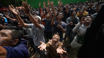 Dipercaya Bawa Berkah, Warga Rebutan Kue Apem di Bulan Sapar