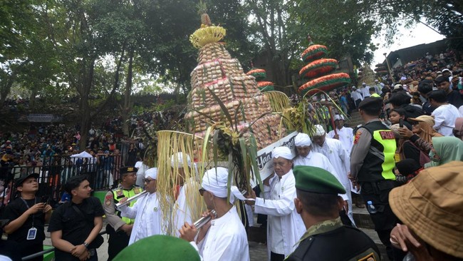 Dipercaya Bawa Berkah, Warga Rebutan Kue Apem di Bulan Sapar