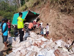 Truk Boks Tabrak Tebing di Tersono Batang, Sopir Tewas