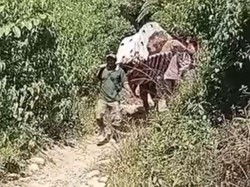 Wanita Lansia Stroke di Mamasa Ditandu 10 Km Lewati 2 Sungai untuk Berobat