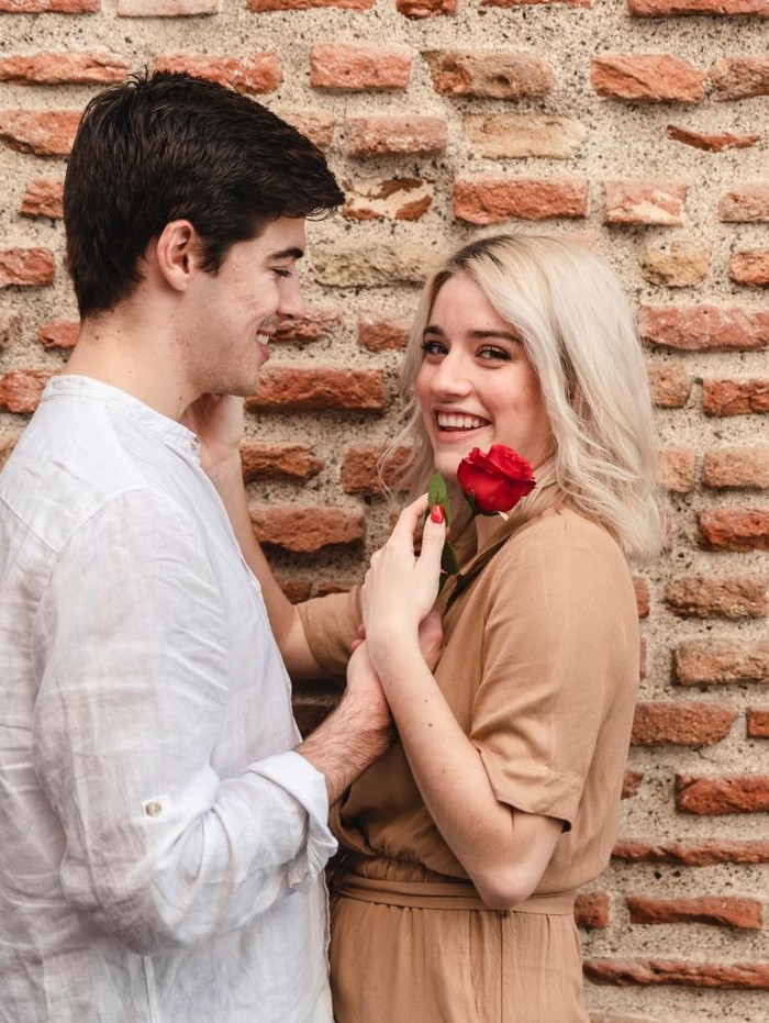 Setiap orang memiliki cara berbeda dalam menunjukkan rasa cinta. 4 zodiak yang dianggap paling romantis menurut astrologi.