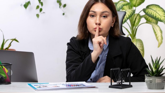 3 Hal yang Perlu Kamu Tanyakan ke Diri Sendiri Lebih Dulu Sebelum Kirim Email atau Bicara di Kantor