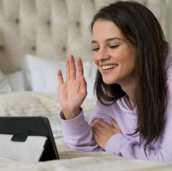 4 Zodiak yang Paling Jago Menjalani Hubungan LDR, Tetap Langgeng Meski Berjauhan