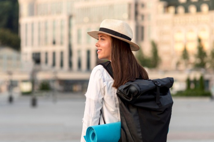 Pemilik bulan kelahiran April terkenal spontan dan tidak ragu memesan perjalanan secara mendadak. Solo traveling memberi mereka kebebasan untuk menikmati liburan sesuai ritme sendiri./ Foto: magnific.com