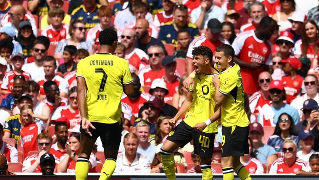 Soccer Football - Pre Season Friendly - Emirates Cup - Arsenal v Borussia Dortmund - Emirates Stadium, London, Britain - August 9, 2026 Borussia Dortmund's Samuele Inacio celebrates scoring their first goal with Konstantinos Karetsas and Jobe Belling