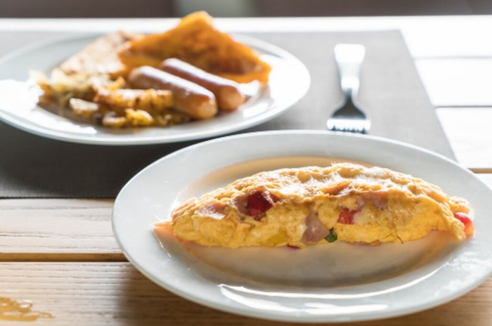 Sarapan tinggi protein membantu menjaga gula darah tetap stabil sejak pagi. Menurut ahli, protein dapat meningkatkan sensitivitas insulin sekaligus memperlambat penyerapan glukosa./ Foto: magnific.com/topntp26