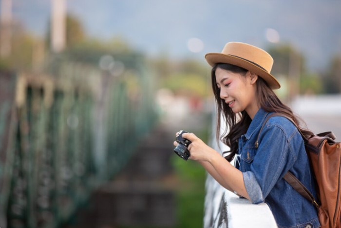 Mereka yang lahir di bulan Desember melihat solo traveling sebagai kesempatan untuk terus belajar dan berkembang. Setiap perjalanan menjadi pengalaman berharga yang memperluas wawasan mereka./ Foto: magnific.com/jcomp