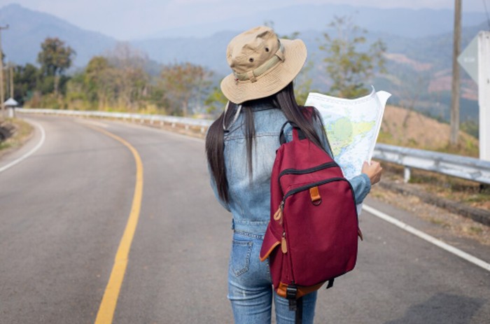 Orang yang lahir di bulan Februari dikenal senang mengeksplorasi tempat-tempat baru dengan cara mereka sendiri. Rasa penasaran yang tinggi membuat mereka nyaman melakukan solo traveling tanpa merasa kesepian./ Foto: magnific.com/jcomp