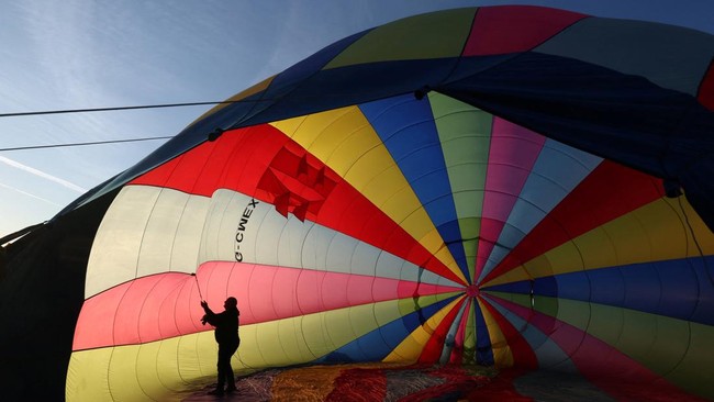 A hot air balloon is prepared for flight during a mass launch at the annual Bristol International Balloon Fiesta in Bristol, Britain, August 8, 2026. REUTERS/Toby Melville