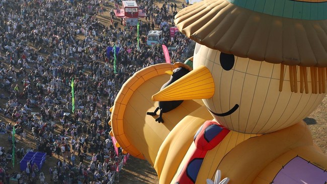 Crowds watch hot air balloons take off during a mass launch at the annual Bristol International Balloon Fiesta in Bristol, Britain, August 8, 2026. REUTERS/Toby Melville