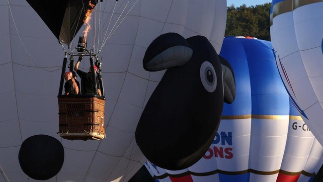Hot air balloons fly during a mass launch at the annual Bristol International Balloon Fiesta, Bristol, Britain, August 8, 2026. REUTERS/Toby Melville