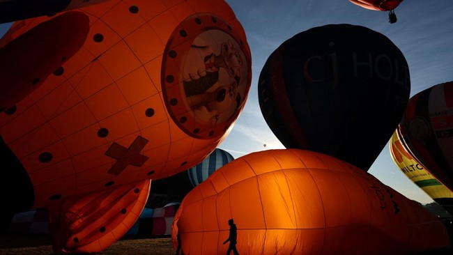 Hot air balloons take part in a mass launch at the annual Bristol International Balloon Fiesta, Bristol, Britain, August 8, 2026. REUTERS/Toby Melville