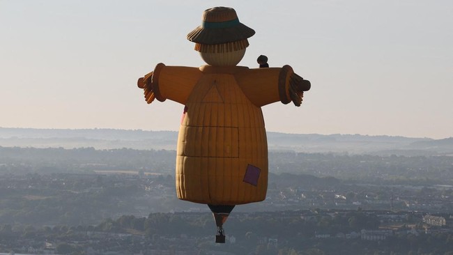 A hot air balloon flies during a mass launch at the annual Bristol International Balloon Fiesta, Bristol, Britain, August 8, 2026. REUTERS/Toby Melville
