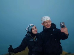 Inspirasi OOTD Naik Gunung Dinda Hauw: Modis dan Bebas Ribet saat Mendaki!