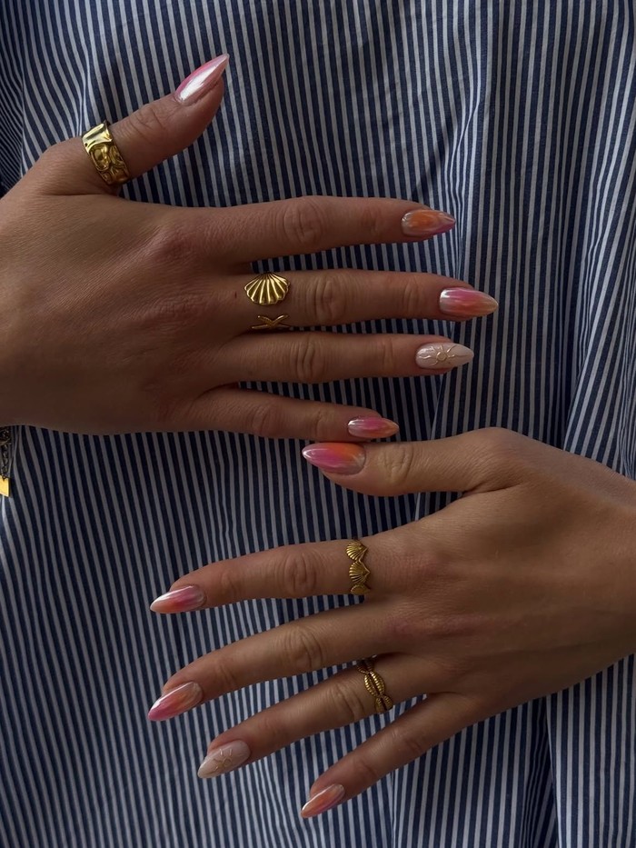 Golden hour nails menghadirkan gradasi warna hangat yang terinspirasi dari langit saat matahari terbenam. Kombinasi warna oranye, kuning, pink, dan merah membuat manicure terlihat lebih hidup./ Foto: instagram.com/helenails_01