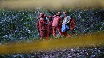 Firefighters walk through a forested area during a recovery operation after a helicopter crashed near the Vista Chinesa lookout in Rio de Janeiro, Brazil, August 8, 2026. REUTERS/Aline Massuca