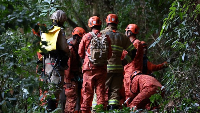 Firefighters gather in a forested area during a recovery operation after a helicopter crashed near the Vista Chinesa lookout in Rio de Janeiro, Brazil, August 8, 2026. REUTERS/Aline Massuca