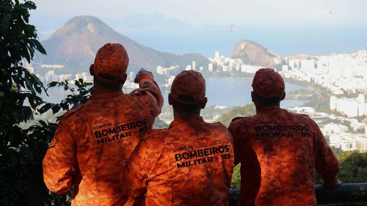 Firefighters gather at the Vista Chinesa lookout after a helicopter crashed, in Rio de Janeiro, Brazil, August 8, 2026. REUTERS/Aline Massuca