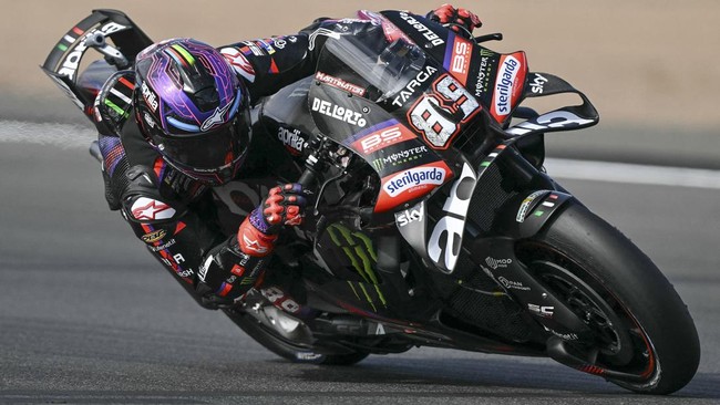 Aprilia Racing's Spanish rider Jorge Martin takes part in the warm-up session ahead of the MotoGP British Grand Prix at Silverstone circuit, central England on August 9, 2026. (Photo by Glyn KIRK / AFP)