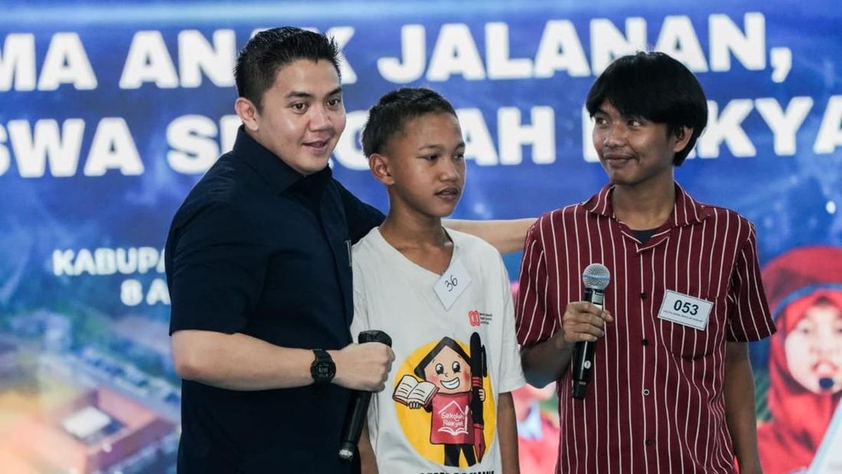 Seskab Teddy Disambut Puisi Siswa SR 'Dari Jalanan Menuju Harapan'