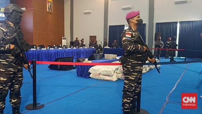 Kapal MV Ocean Porter berbendera Tanzania ditangkap karena penyelundupan  2,6 ton sabu cair dan 1,57 juta batang rokok ilegal.