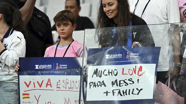 Inter Miami fans hold signs with messages for Argentine forward Lionel Messi ahead of the Leagues Cup 2026 group-stage football match between Inter Miami CF and Monterrey at Nu Stadium in Miami, Florida, on August 8, 2026. Jorge Messi, the father and