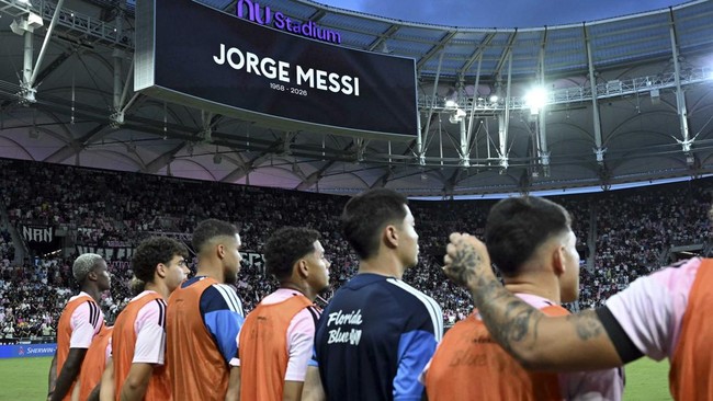 Inter Miami players observe a minute of silence in honor of Jorge Messi, the father and agent of Argentine football star Lionel Messi, ahead of the Leagues Cup 2026 group-stage football match between Inter Miami CF and Monterrey at Nu Stadium in Miam