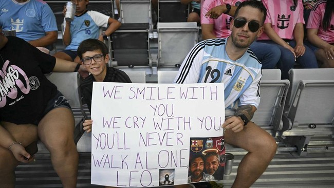 Inter Miami fans hold a sign with a message for Argentine forward Lionel Messi ahead of the Leagues Cup 2026 group-stage football match between Inter Miami CF and Monterrey at Nu Stadium in Miami, Florida, on August 8, 2026. Jorge Messi, the father a