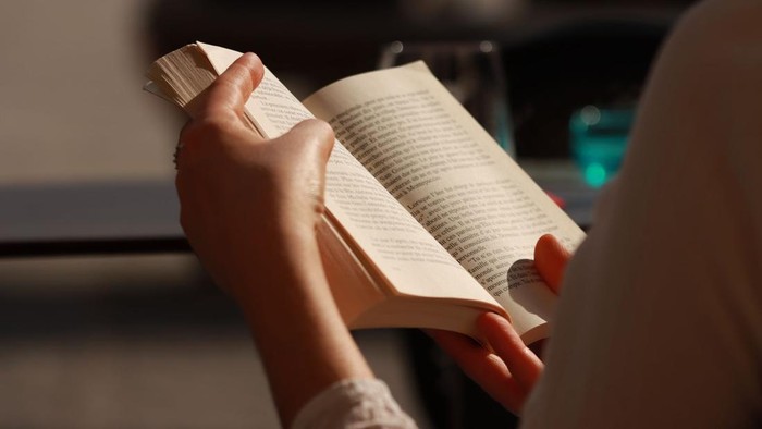 Cara melakukan friction-maxxing selanjutnya adalah mengganti sebagian aktivitas digital dengan metode yang lebih manual, seperti membaca buku fisik atau menulis dengan tangan.
