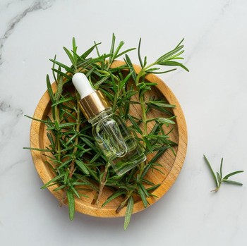 4 Manfaat Menggunakan Air Rosemary untuk Rambut