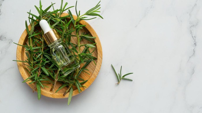 4 Manfaat Menggunakan Air Rosemary untuk Rambut