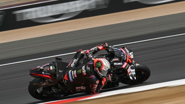 Aprilia Racing's Italian rider Marco Bezzecchi takes part in MotoGP Qualifying on the second day of the MotoGP British Grand Prix weekend at Silverstone circuit, central England on August 8, 2026. (Photo by Glyn KIRK / AFP)