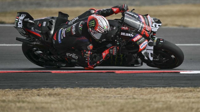 Aprilia Racing's Italian rider Marco Bezzecchi takes part in the MotoGP Sprint Race on the second day of the MotoGP British Grand Prix weekend at Silverstone circuit, central England on August 8, 2026. (Photo by Glyn KIRK / AFP)
