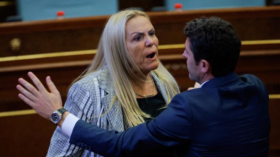 Para personil parlemen Kosovo berdebat dalam sidang pleno untuk memilih ketua parlemen nan baru di Pristina, Kosovo, pada 8 Agustus 2026. Parlemen Kosovo belum juga terbentuk secara resmi.