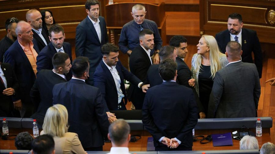 Para personil parlemen Kosovo berdebat dalam sidang pleno untuk memilih ketua parlemen nan baru di Pristina, Kosovo, pada 8 Agustus 2026. Parlemen Kosovo belum juga terbentuk secara resmi.