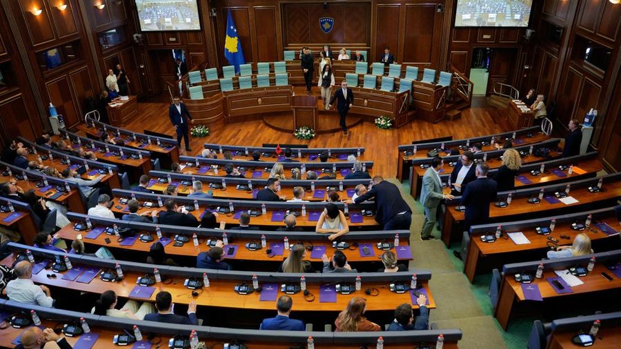 Para personil parlemen Kosovo tiba untuk menghadiri sidang pleno pemilihan ketua parlemen nan baru di Pristina, Kosovo, pada 8 Agustus 2026. Parlemen Kosovo belum terbentuk secara resmi. (REUTERS/Valdrin Xhemaj)
