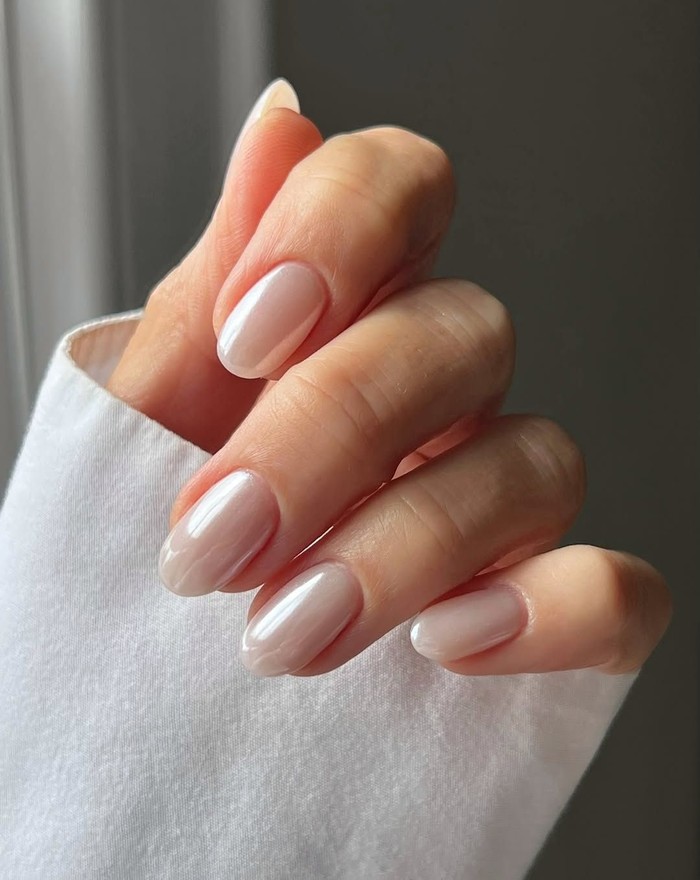 Pearly glaze menjadi pembaruan dari tren chrome nails dengan sentuhan kilau mutiara yang elegan. Desain ini mudah dibuat sendiri menggunakan cat kuku berwarna putih susu atau beige berkilau./ Foto: instagram.com/bara.hoyle