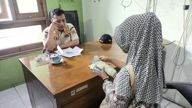 Pengemis berinisial J yang kedapatan mengantongi Rp 540 ribu sehari saat diciduk Satpol PP Kabupaten Kudus.