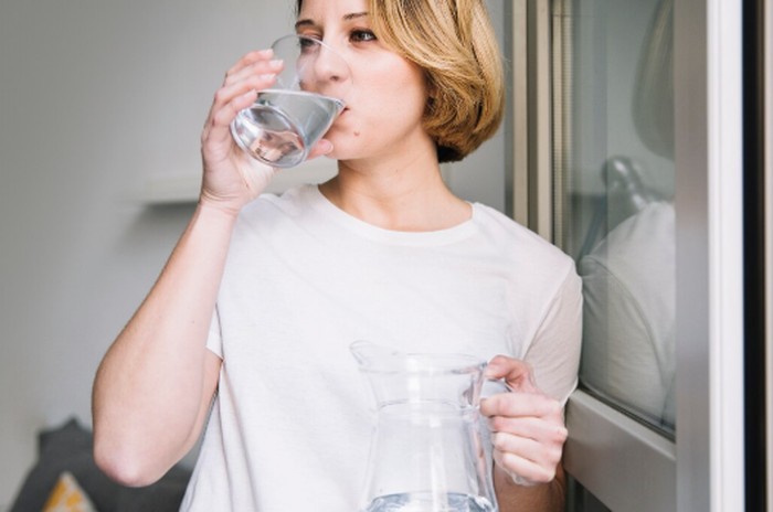 Dehidrasi dapat membuat kadar gula darah meningkat karena darah menjadi lebih pekat. Minum air putih sejak bangun tidur membantu menjaga keseimbangan cairan dan kadar gula darah./ Foto: magnific.com