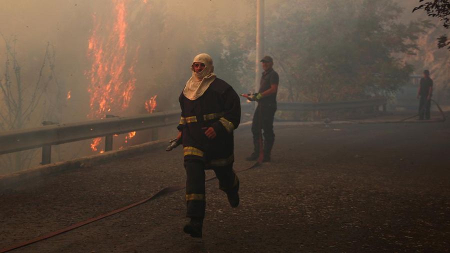 Petugas pemadam kebakaran berjibaku memadamkan kebakaran rimba di Kruja, Albania, pada 8 Agustus 2026.